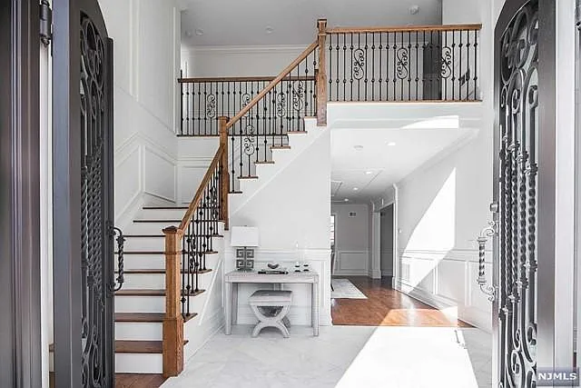 5 bed, 5.5 bath, 5200 sqft, $9,000 — Photo 2