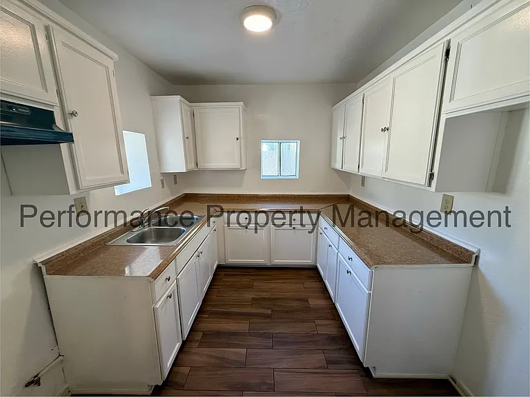 Woodrow Ave 720 — Photo 12