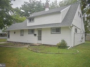 5 Goldengate Rd, Levittown, PA 19057