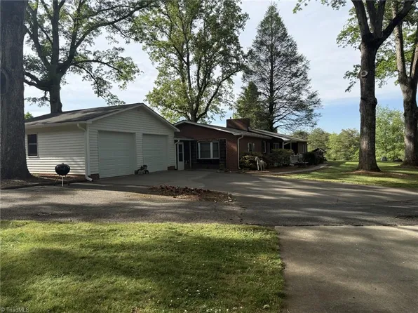 120 Five Oaks Dr, King, NC 27021
