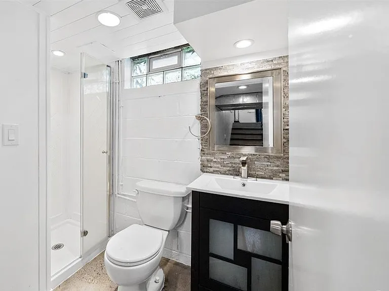 2420 Harwood Ave — Photo 8