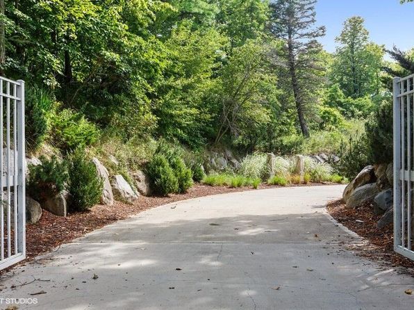 50005 High Point Ln, Grand Beach, MI 49117