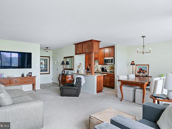 3rd image of 10401 Grosvenor Pl APT 1009
