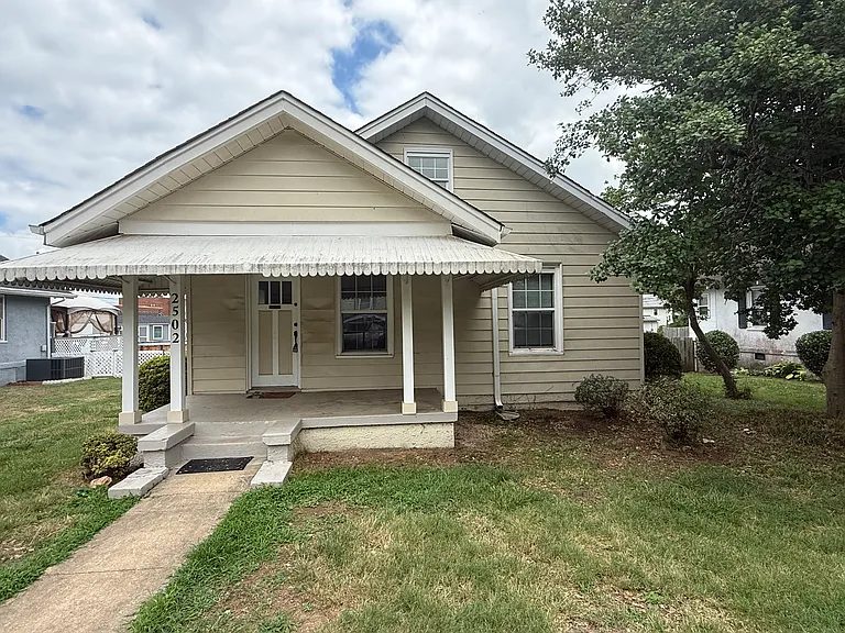 2502 Spruce St — Photo 2