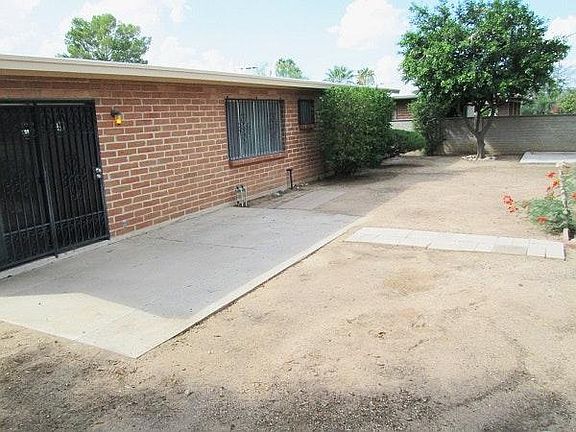 Large Backyard - Fully Enclosed w/ Block Wall