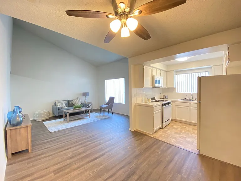 Farmdale Court Apartments — Photo 24