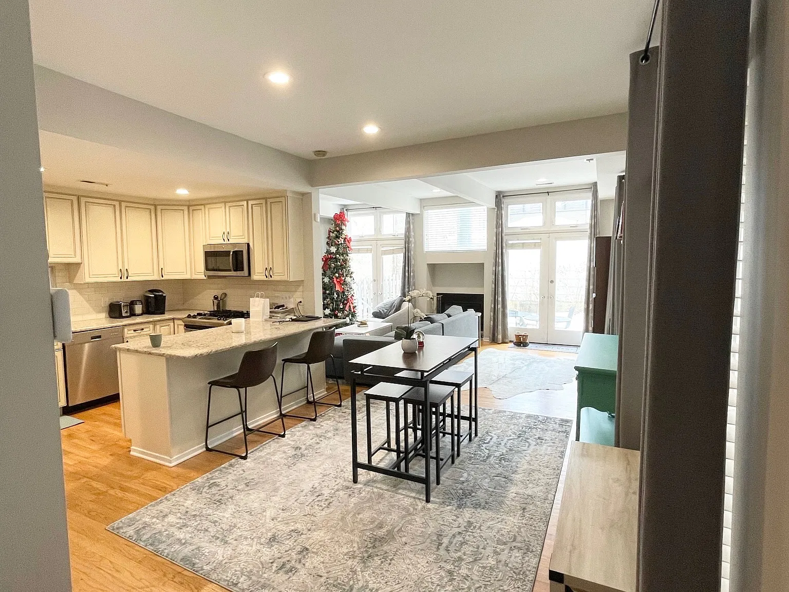 2 bed, 2.5 bath, 1400 sqft, $5,250 — Photo 4