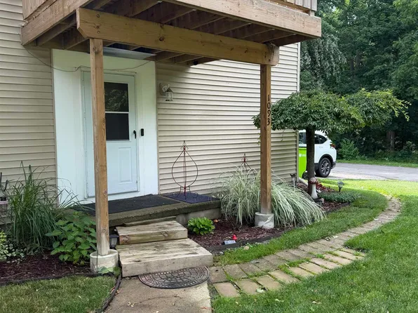 1093 Green Meadows Dr, Grand Blanc, MI 48439