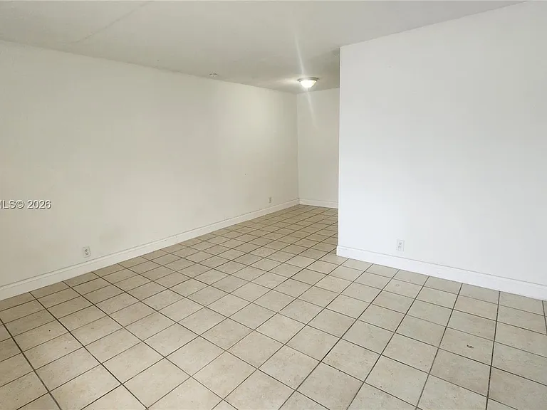 280 SW 11th Ave #5 — Photo 2
