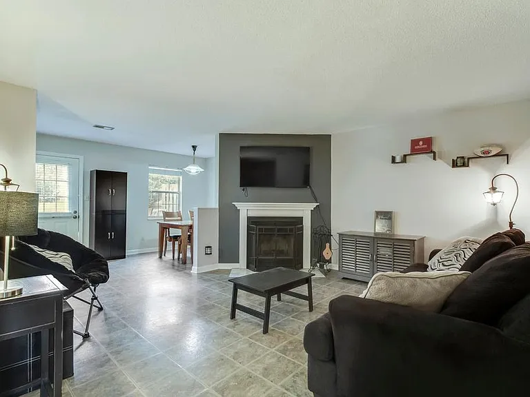 2010 Silverbrook Dr — Photo 2