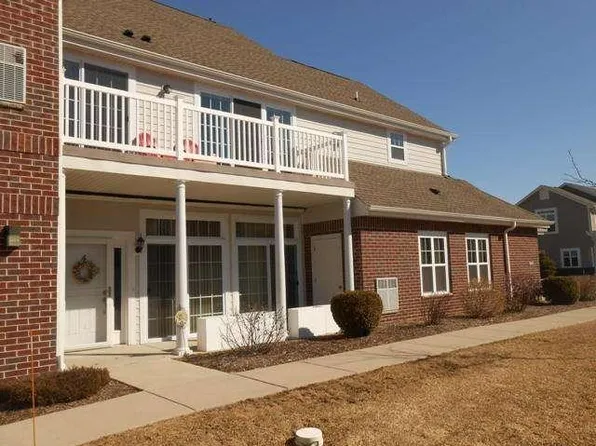 12136 W Virginia Cir #18-8, Franklin, WI 53132