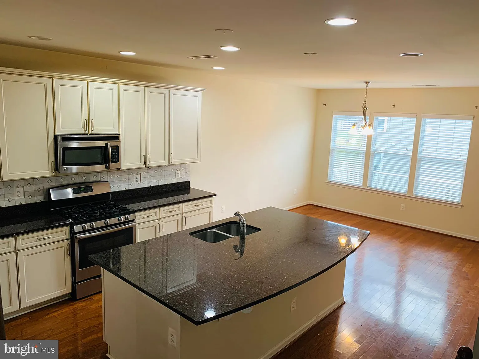 3 bed, 2.5 bath, 2000 sqft, $2,950 — Photo 2