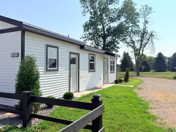 201 1/2 10th Ave SE, Pipestone, MN 56164