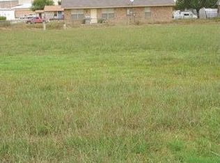 912 Chihuahua St, Lockhart, TX 78644