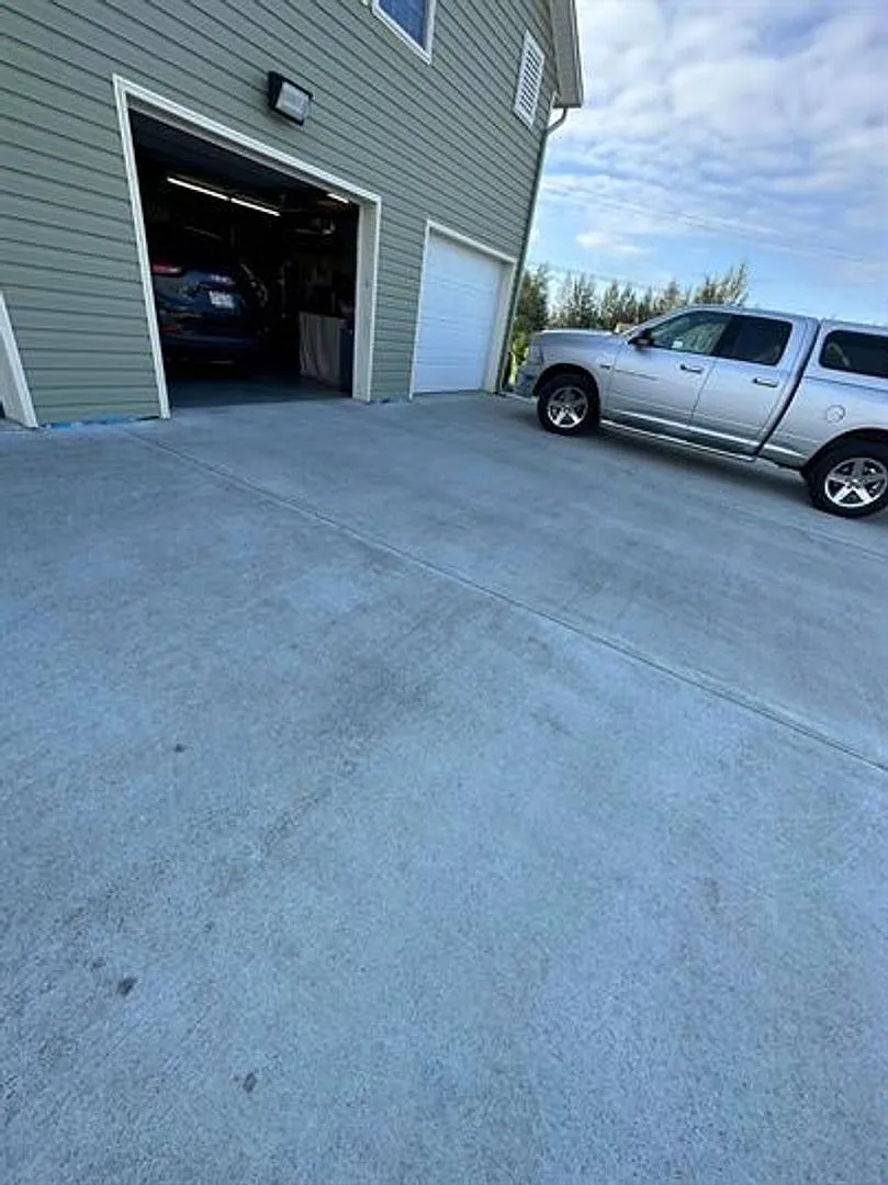4 bedroom, 3 bathroom, 3 car garage in the heart of North Pole — Photo 3