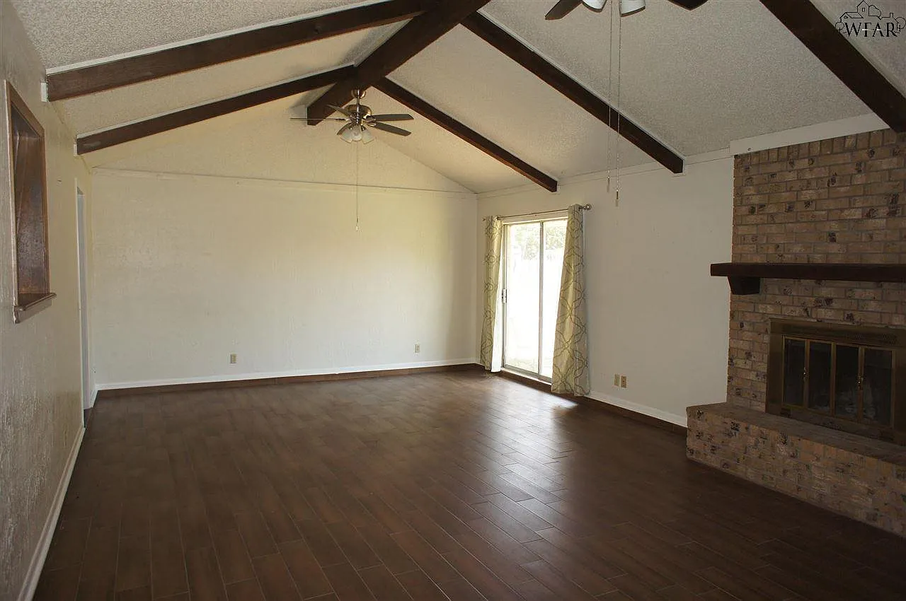 3 bed, 2.0 bath, 1426 sqft, $2,150 — Photo 3