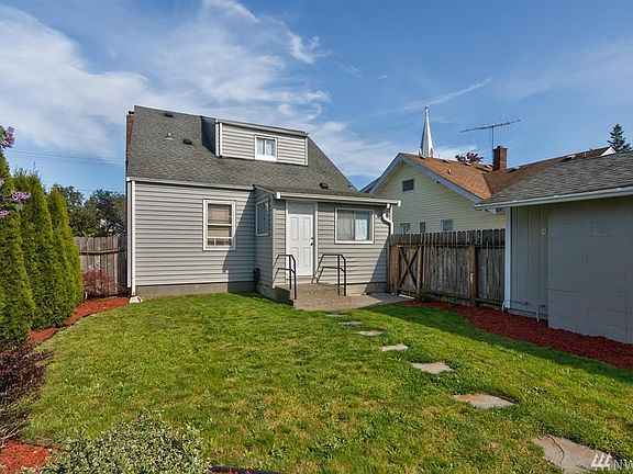 Enclosed Peaceful Private Backyard