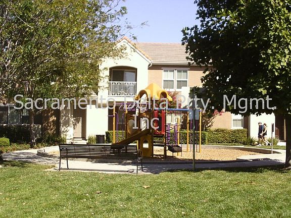 3rd image of 1202 Dante Cir
