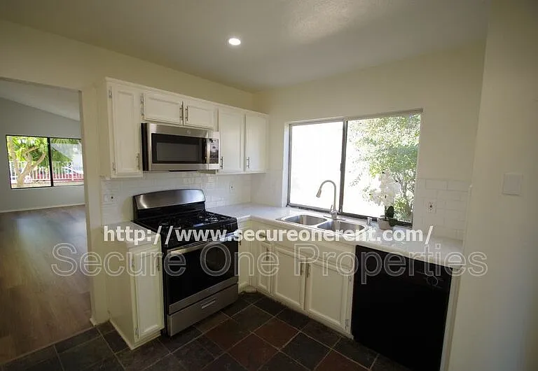 2324 Hampton Ave — Photo 11