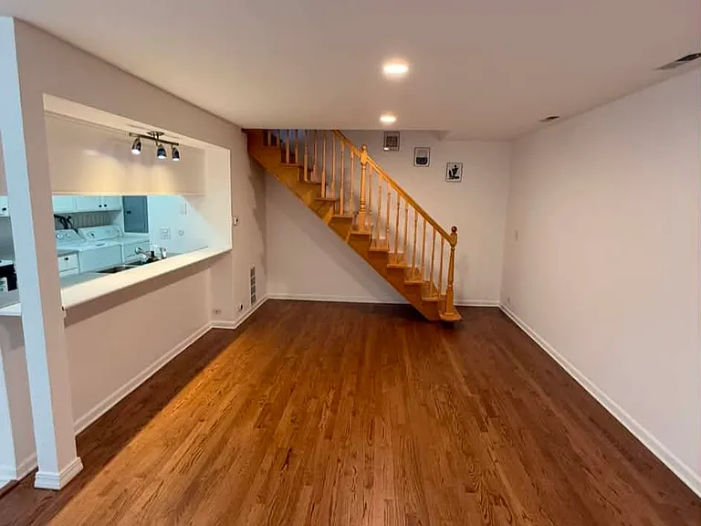 1055 Cove Dr — Photo 2