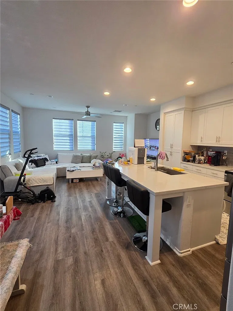 4 bed, 3.5 bath, 2010 sqft, $4,000 — Photo 3