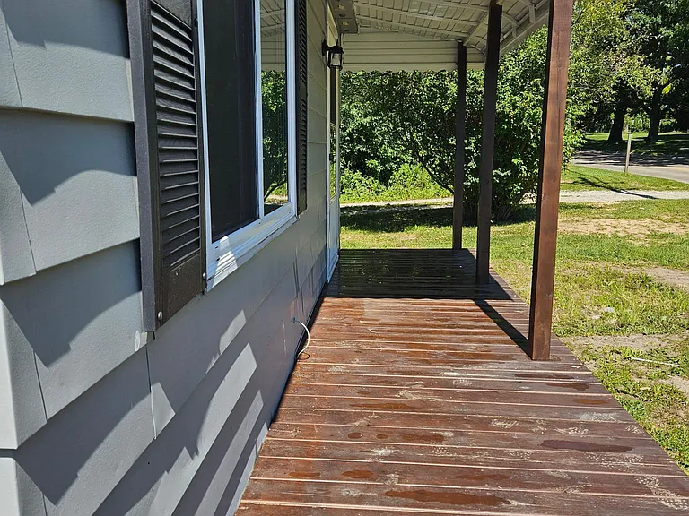 1635 Giddings Rd — Photo 3