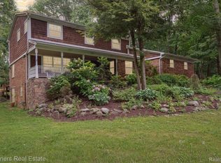 5391 Mountain Rd, Brighton, MI 48116