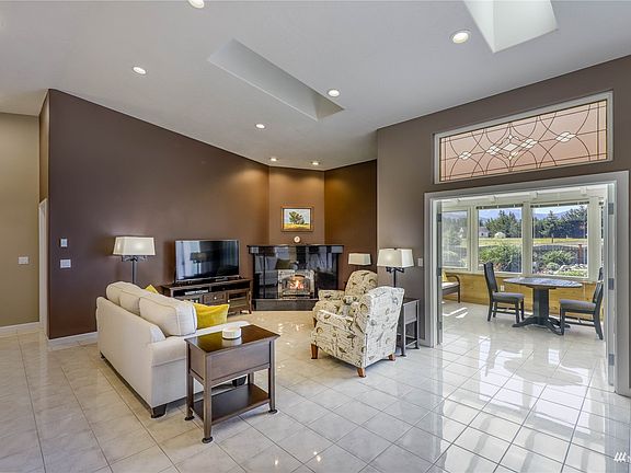 Skylights are remote controlled.>