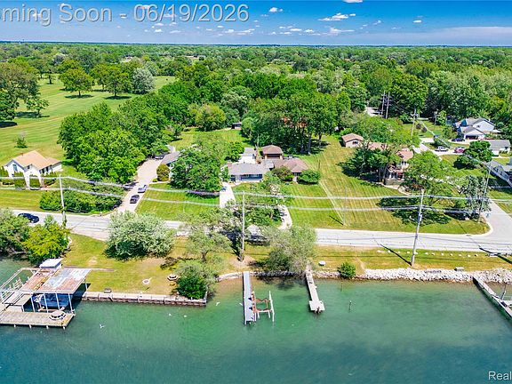 3rd image of 25815 W River Rd