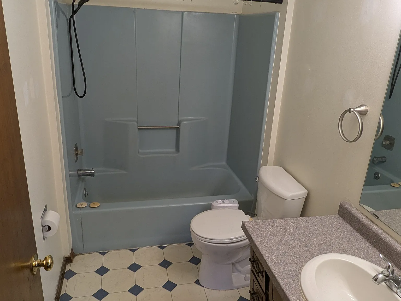 2 bed, 1.5 bath, 910 sqft, $1,400 — Photo 4