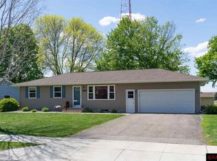 2063 Roe Crest Dr, North Mankato, MN 56003