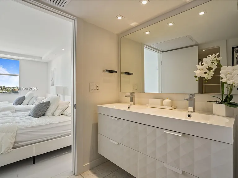 6770 Indian Creek Dr #5M — Photo 18