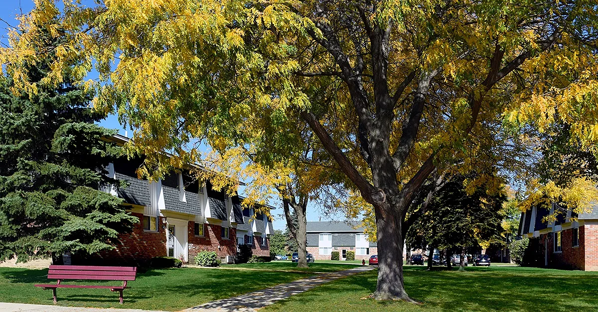 Oakland Mall Apartments — Photo 4
