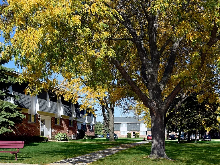 Oakland Mall Apartments — Photo 4