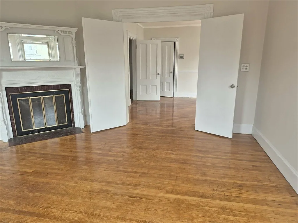 3 bed, 1.0 bath, 1300 sqft, $3,300 — Photo 2
