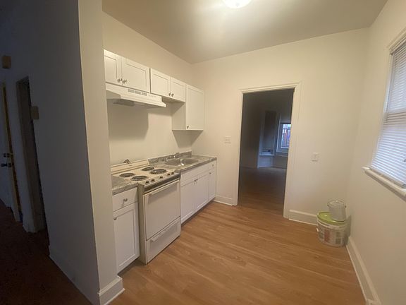 3rd image of 125 Pine St