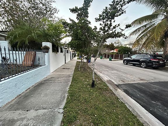 5th image of 1352 SW 16th St