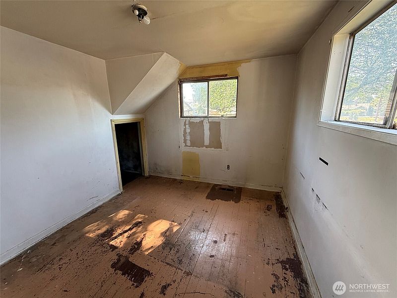 5th image of 915 Greenleaf Avenue