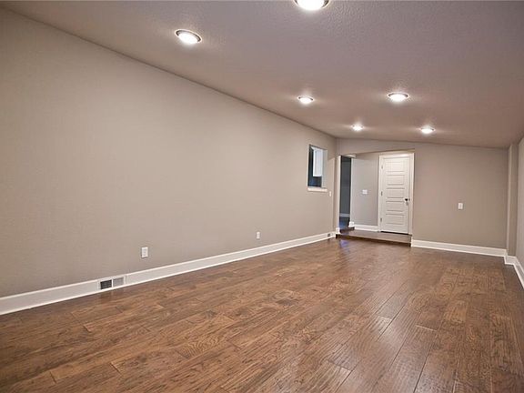 3rd image of 4 Evesham Ln