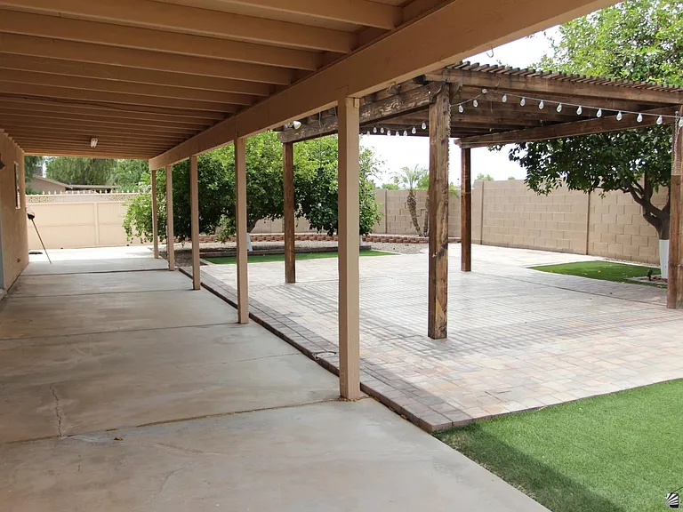 2090 S 44th Dr — Photo 3
