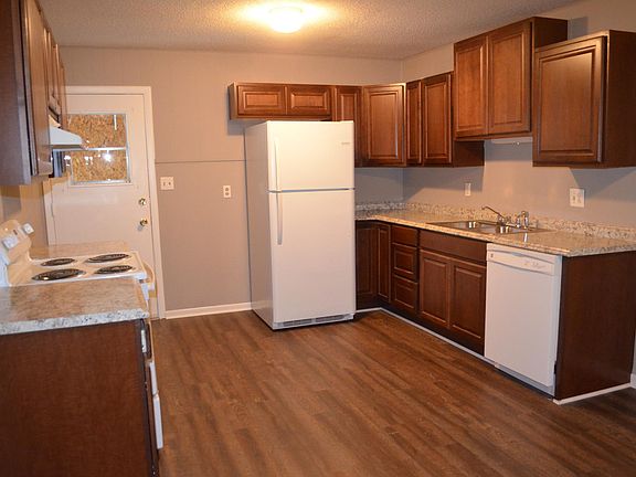 3rd image of 1305 Knollwood Cir