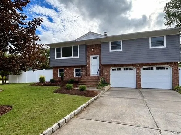 11 Lakeview Drive W, Center Moriches, NY 11934