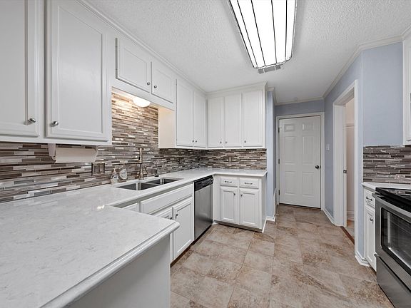 Large 42-in cabinets, quartz countertops and stainless steel appliances