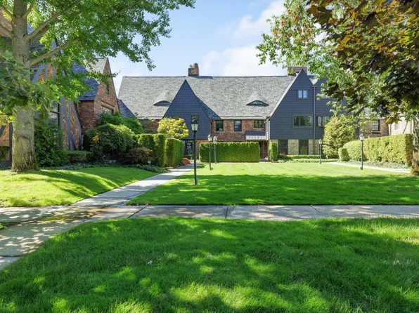 325 Rivard Blvd, Grosse Pointe, MI 48230
