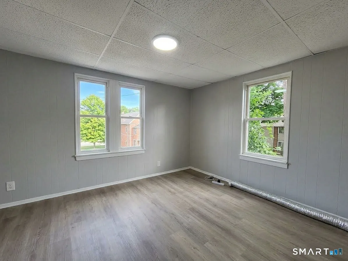 3 bed, 1.0 bath, 970 sqft, $1,550 — Photo 2
