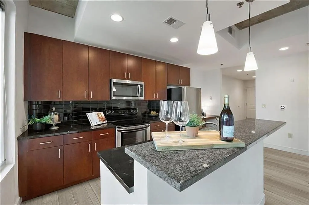 1 bed, 1.0 bath, 768 sqft, $1,950 — Photo 4