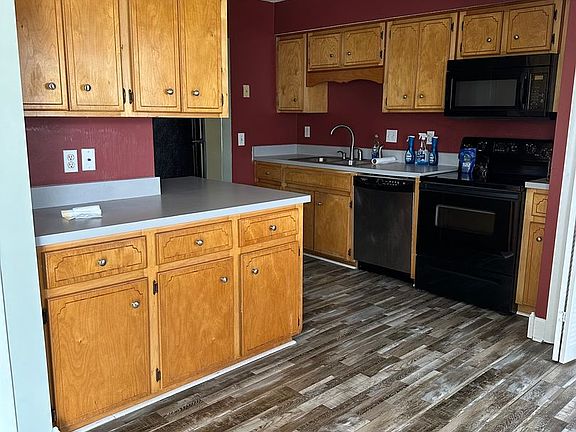 2nd image of 912 Pineland Ave APT 32