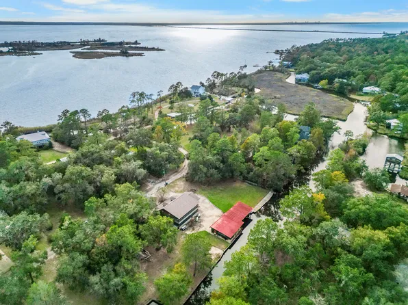 602 Pitts Bayshore Dr, Freeport, FL 32439