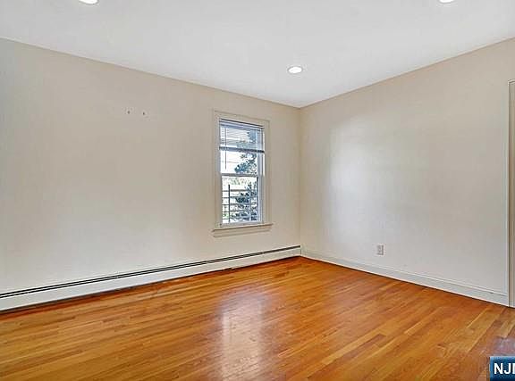4th image of 164 Orient Way