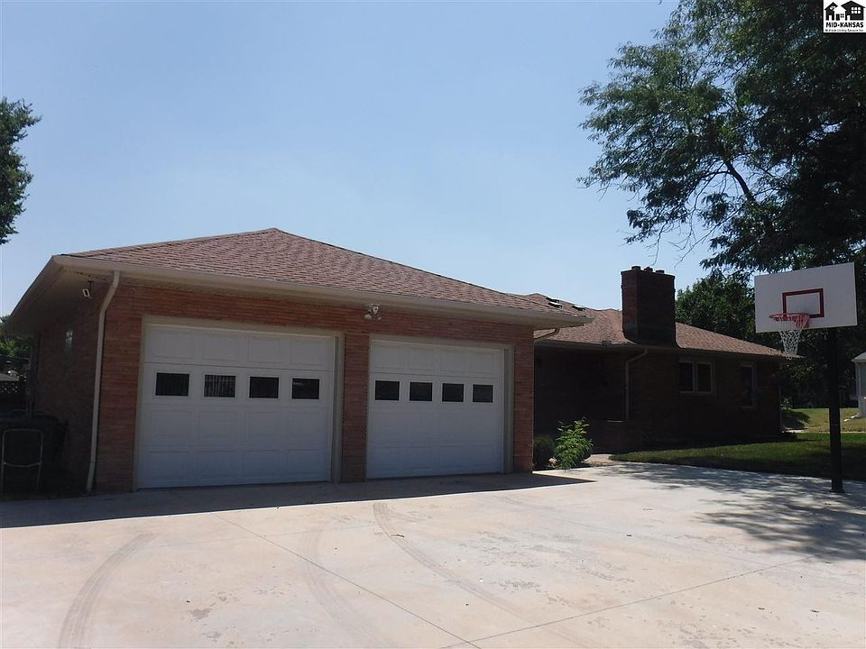 920 W 4th St Pratt KS Zillow